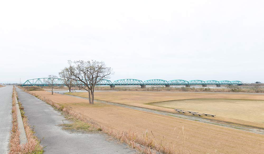 すぐそばを黒部川が流れる