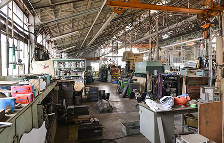 工場近くから山並みを望む