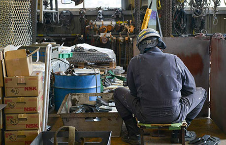 工場近くから山並みを望む