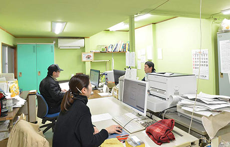 工場近くから山並みを望む